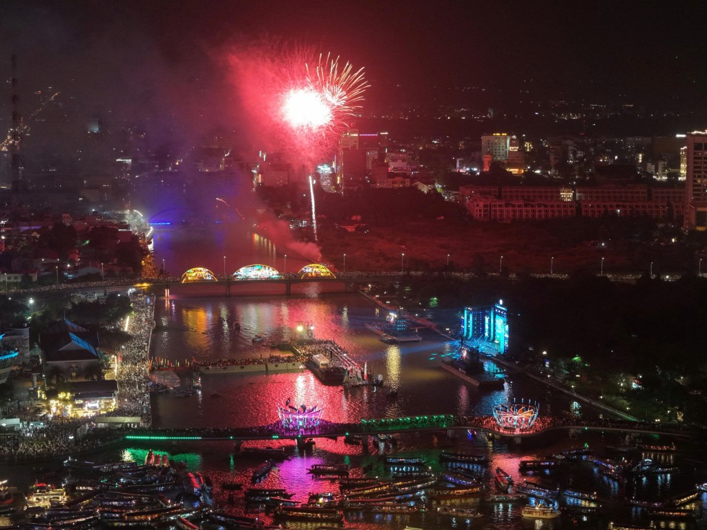 Pháo hoa rực sáng trong đêm khai mạc