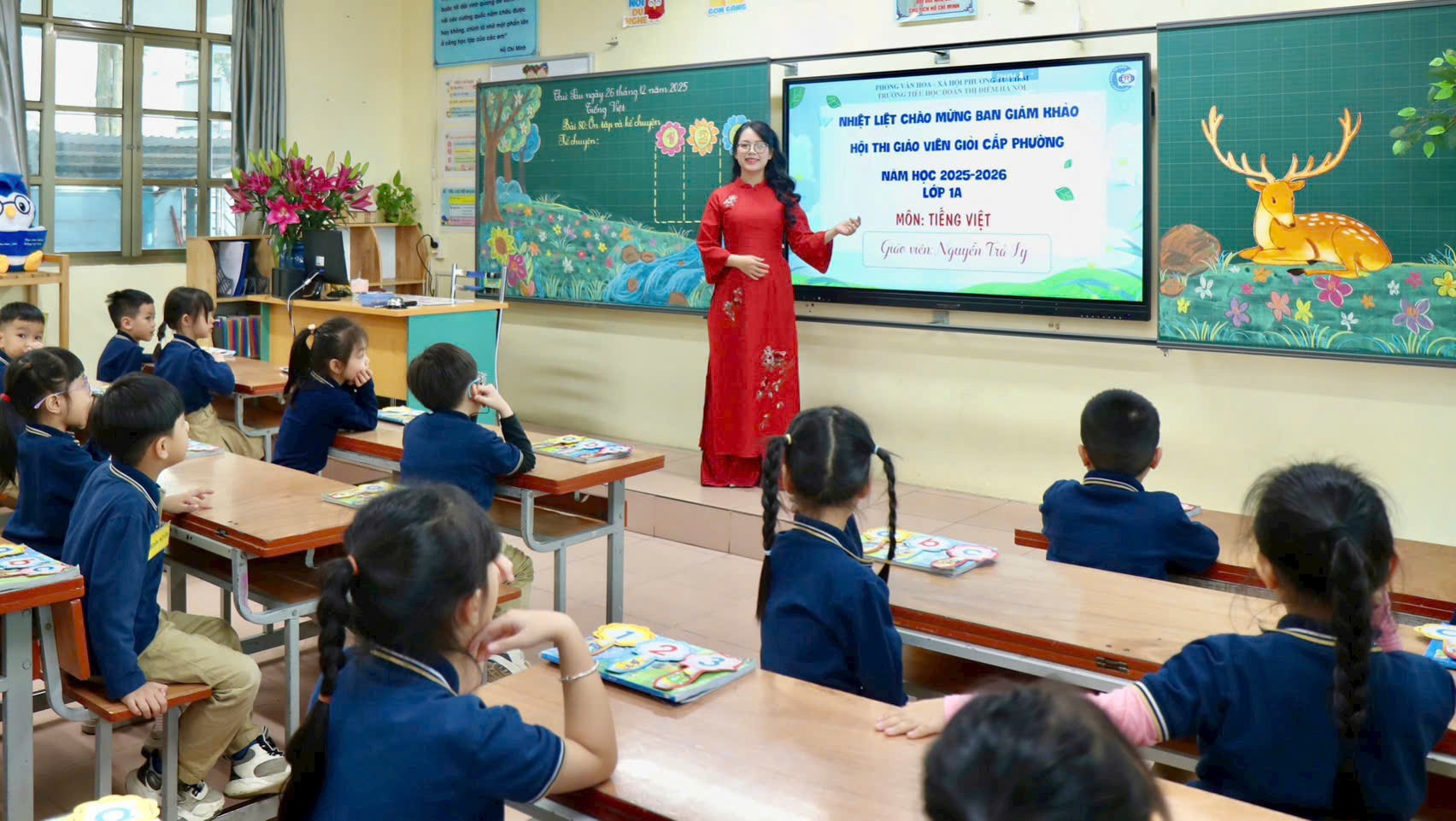 Cô và trò trường Tiểu học Đoàn Thị Điểm - Hà Nội