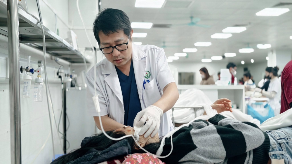 2. BN H.N.A (24 tuổi, Hà Nội): Theo dõi chấn thương sọ não, chấn thương hàm mặt, chấn thương vai phải, chấn thương cổ chân trái. 2. BN H.N.A (24 tuổi, Hà Nội): Theo dõi chấn thương sọ não, chấn thương hàm mặt, chấn thương vai phải, chấn thương cổ chân trái.