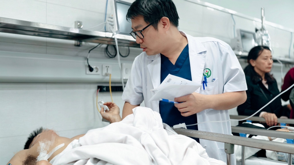 BN L.C.C (29 tuổi, Hà Nội): Chấn thương ngực kín đã dẫn lưu màng phổi, vết thương phức tạp tầng sinh môn. Người bệnh có chỉ định phẫu thuật cấp cứu. BN L.C.C (29 tuổi, Hà Nội): Chấn thương ngực kín đã dẫn lưu màng phổi, vết thương phức tạp tầng sinh môn. Người bệnh có chỉ định phẫu thuật cấp cứu.