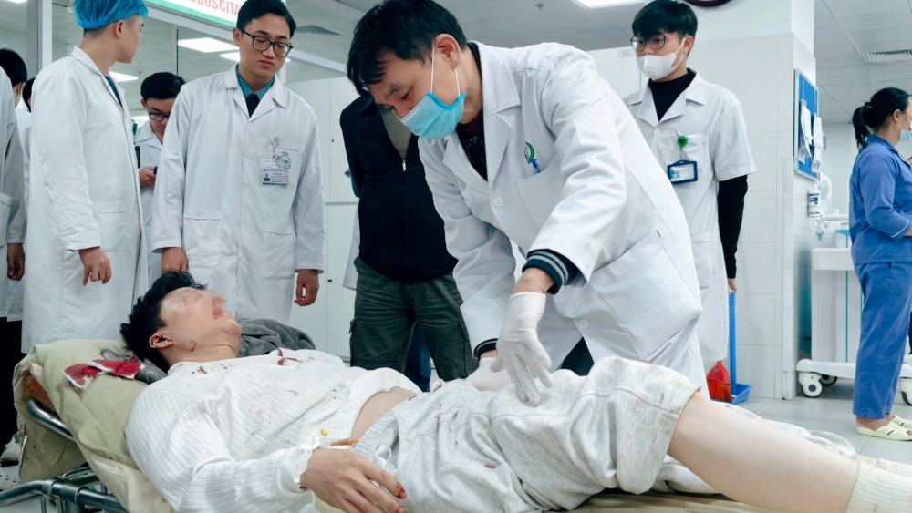 BN P.M.Q (37 tuổi, Hà Nội): Chấn thương sọ não máu tụ ngoài màng cứng trán phải, gãy xương bả vai trái. BN P.M.Q (37 tuổi, Hà Nội): Chấn thương sọ não máu tụ ngoài màng cứng trán phải, gãy xương bả vai trái.