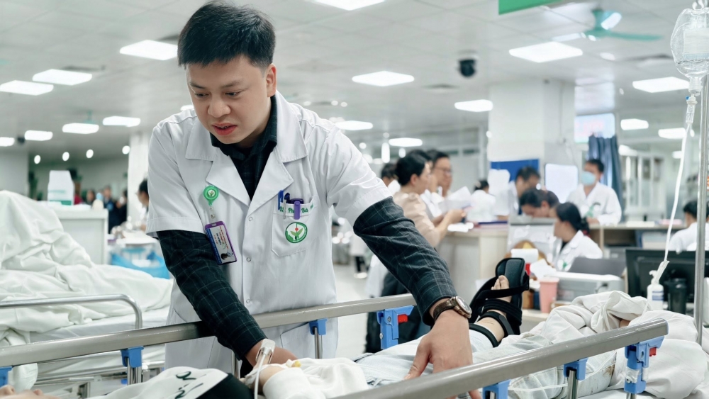 BN T.B.Y (24 tuổi, Hà Nội): Theo dõi chấn thương sọ não, gãy kín cẳng chân trái, theo dõi chấn thương cột sống thắt lưng không liệt. BN T.B.Y (24 tuổi, Hà Nội): Theo dõi chấn thương sọ não, gãy kín cẳng chân trái, theo dõi chấn thương cột sống thắt lưng không liệt.