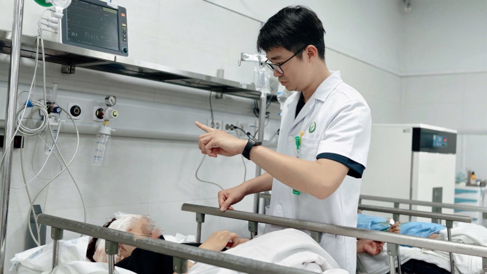 BN P.P.T (19 tuổi, Bắc Ninh): Theo dõi chấn thương sọ não, chấn thương ngực kín, chấn thương khớp vai. BN P.P.T (19 tuổi, Bắc Ninh): Theo dõi chấn thương sọ não, chấn thương ngực kín, chấn thương khớp vai.