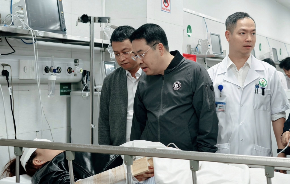 Chủ tịch UBND tỉnh Lào Cai Nguyễn Tuấn Anh kịp thời tới thăm hỏi, động viên các nạn nhân trong vụ lật xe Lào Cai đang được cấp cứu tại Bệnh viện HN Việt Đức. Chủ tịch UBND tỉnh Lào Cai Nguyễn Tuấn Anh kịp thời tới thăm hỏi, động viên các nạn nhân trong vụ lật xe Lào Cai đang được cấp cứu tại Bệnh viện HN Việt Đức.