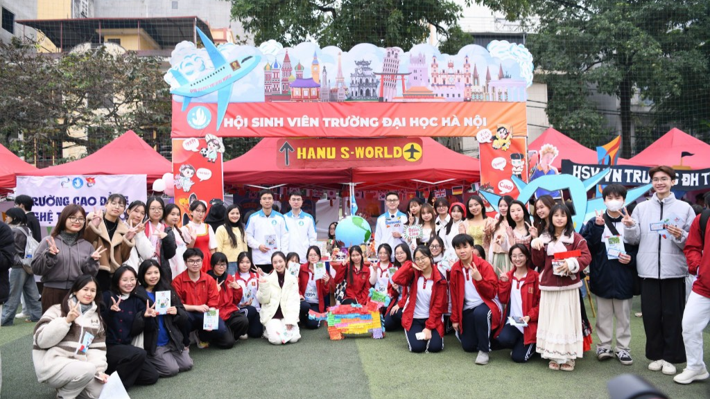 Các bạn trẻ cùng nhau chụp ảnh lưu niệm Các bạn trẻ cùng nhau chụp ảnh lưu niệm