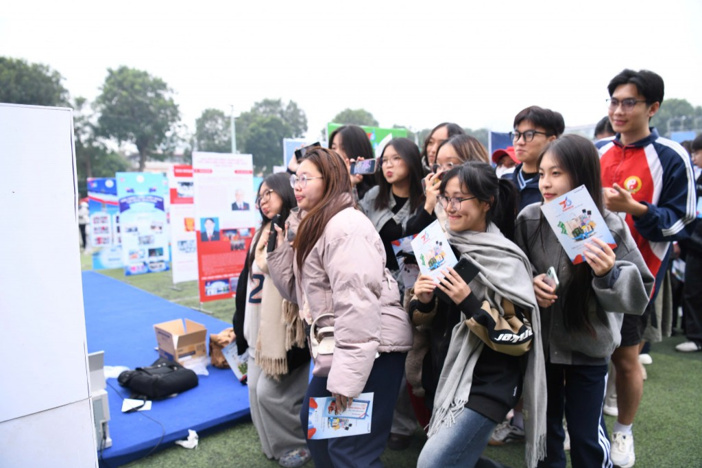 Ngày hội mang đến trải nghiệm đa sắc màu cho các bạn sinh viên Ngày hội mang đến trải nghiệm đa sắc màu cho các bạn sinh viên