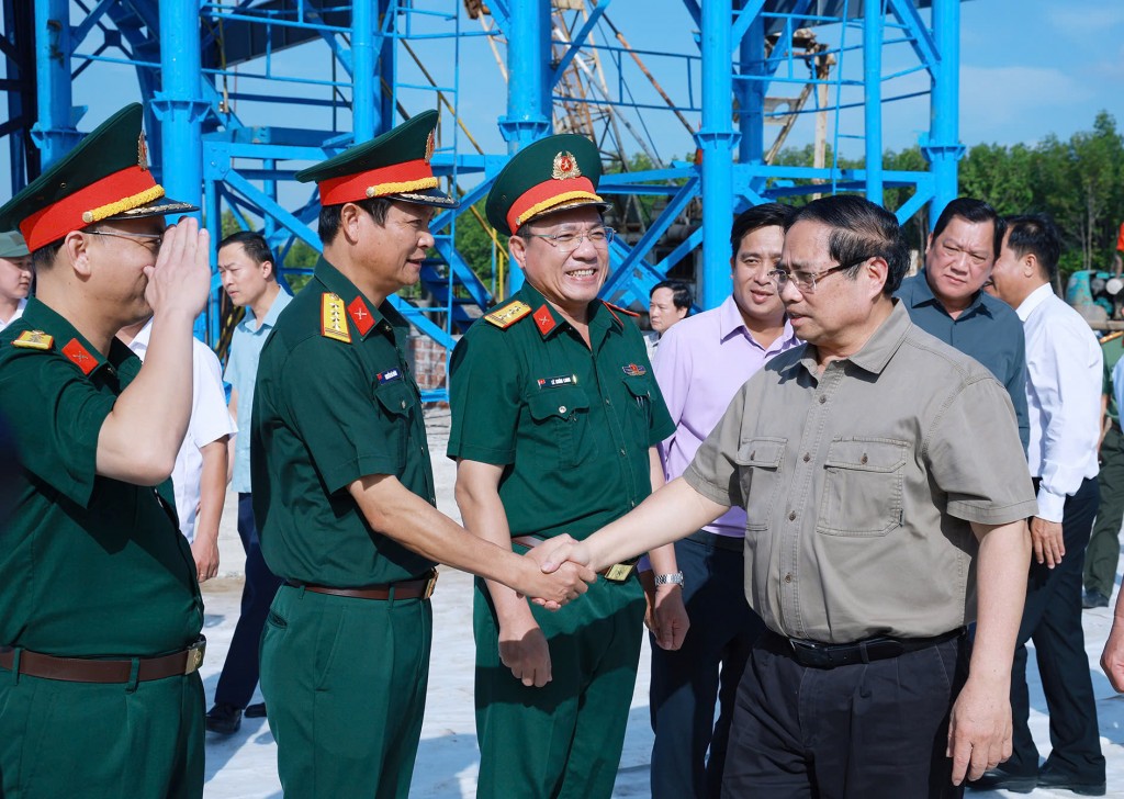 Thủ tướng Phạm Minh Chính thăm hỏi, động viên các lực lượng khi kiểm tra tiến độ thi công tuyến giao thông ra đảo Hòn Khoai và Cảng tổng hợp lưỡng dụng Hòn Khoai - Ảnh: TTXVN