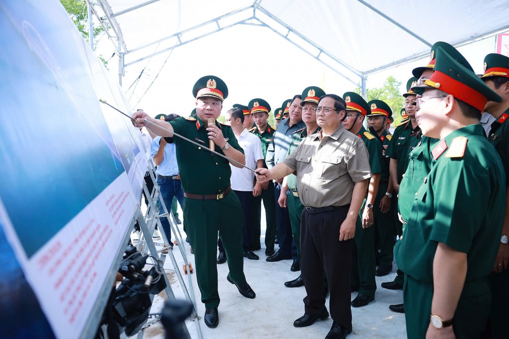 Thủ tướng nghe các đơn vị báo cáo - Ảnh: TTXVN