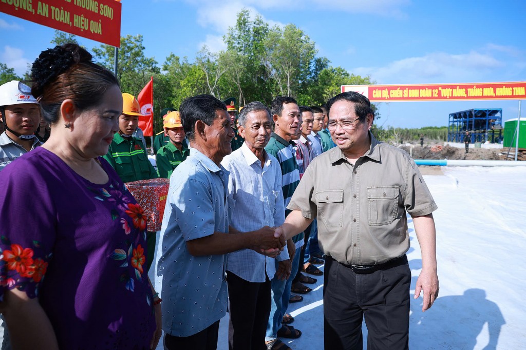 Thủ tướng Phạm Minh Chính với nhân dân khu vực dự án - Ảnh: TTXVN