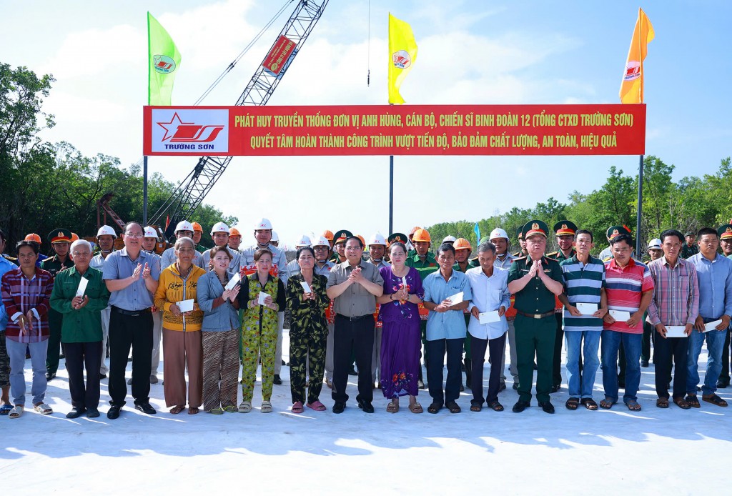 Thủ tướng Phạm Minh Chính tặng quà người dân tại điểm đầu xây dựng tuyến giao thông ra đảo Hòn Khoai - Ảnh: TTXVN