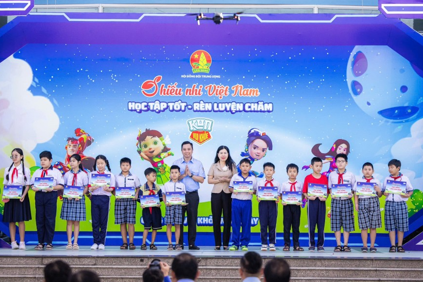 Ban tổ chức trao học bổng đến thiếu nhi có hoàn cảnh khó khăn 