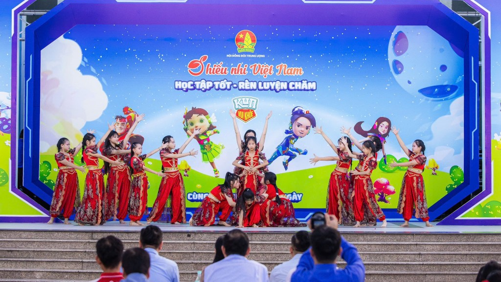 Tiết mục văn nghệ của các em thiếu nhi tại chương trình 