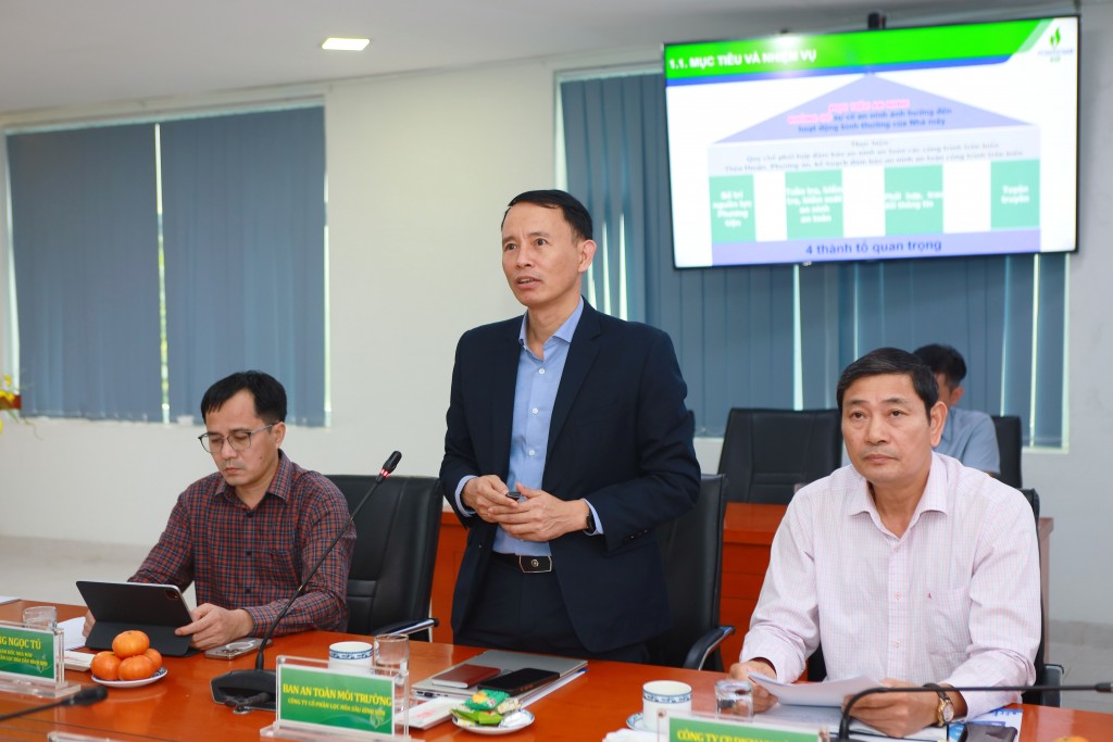 Trưởng Ban An toàn Môi trường BSR Nguyễn Quang Hưng trình bày báo cáo tại Hội nghị về công tác phối hợp bảo vệ an ninh, an toàn cho NMLD Dung Quất