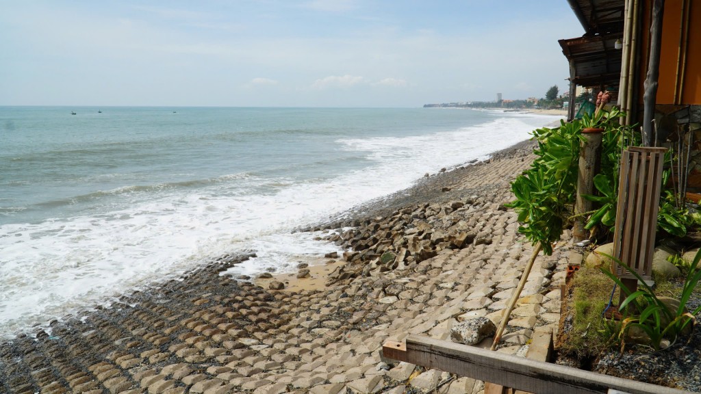 Tuyến kè dọc biển Mũi Né đang xảy ra sạt lở nghiêm trọng (Ảnh CTV)