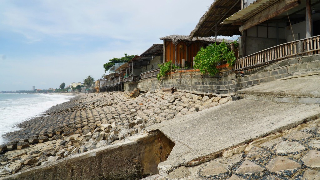 thời  UBND phường Mũi Né yêu cầu các cơ sở kinh doanh dịch vụ ven biển tạm dừng hoạt động và tháo dỡ các hạng mục xây dựng cơi nới vi phạm (Ảnh CTV)