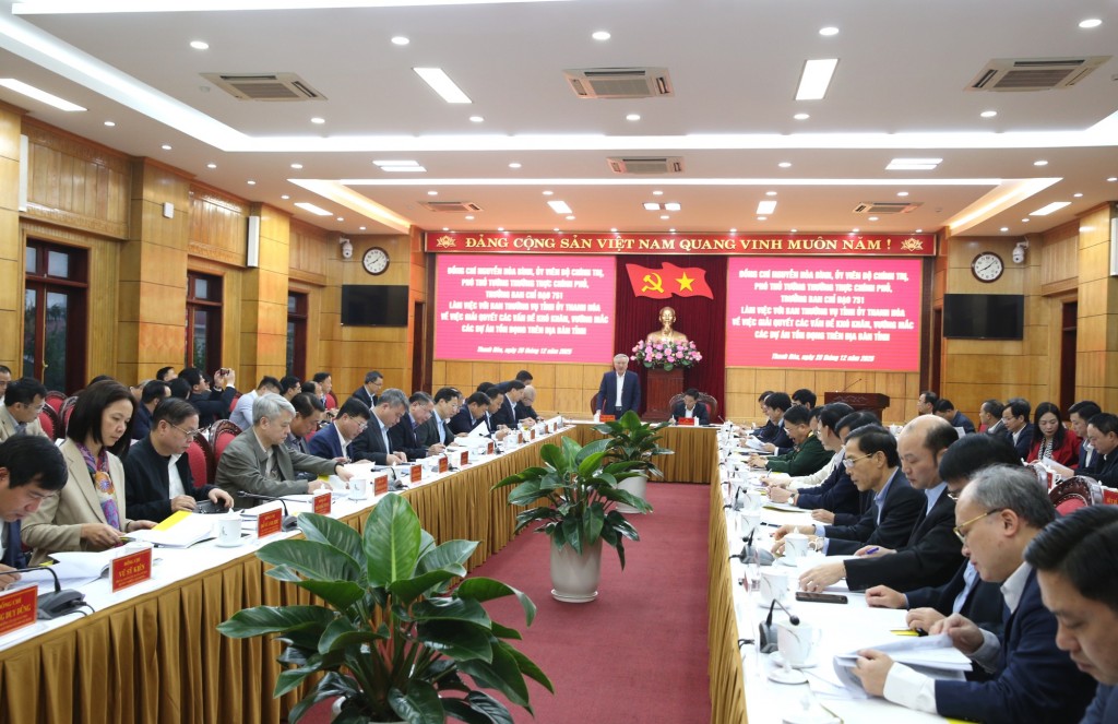 Phó Thủ tướng Thường trực Chính phủ Nguyễn Hòa Bình trao đổi, cho ý kiến về chủ trương, các yêu cầu, nhiệm vụ, hướng tháo gỡ các khó khăn, vướng mắc đối với từng dự án - Ảnh: VGP/Nguyễn Hoàng