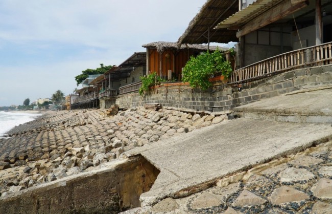 Lâm Đồng: Yêu cầu tháo dỡ công trình lấn chiếm kè biển trước ngày 30/12