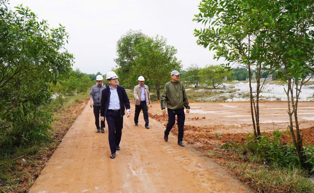 Phó Chủ tịch UBND TP Huế Hoàng Hải Minh kiểm tra, đôn đốc tiến độ các khu tái định cư phục vụ dự án đường sắt tốc độ cao Bắc – Nam tại khu nghĩa trang xã Phú Vang