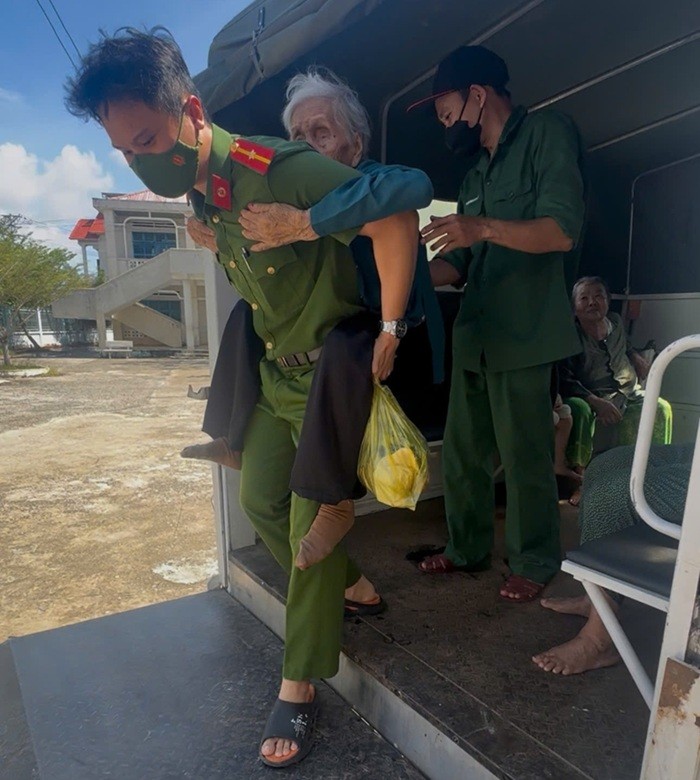 Chiến sĩ Công an Lâm Đồng hỗ trợ đưa người dân đến nơi an toàn trong đợt mưa lũ lịch sử vừa qua (Ảnh: CALĐ)