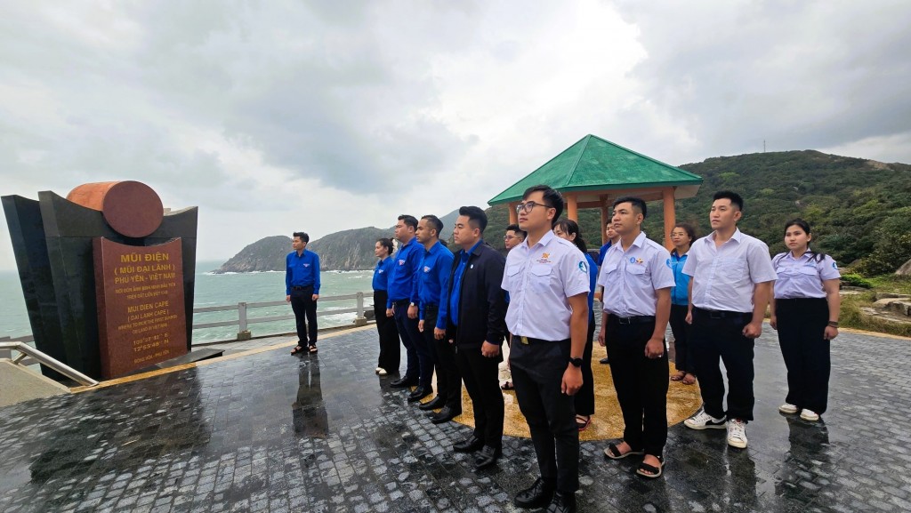 Tuổi trẻ 2 tỉnh Đắk Lắk và Đồng Nai trang nghiêm thực hiện nghi thức chào cờ tại Mũi Điện - điểm cực Đông trên đất liền của Tổ quốc (Ảnh: BTC) Tuổi trẻ 2 tỉnh Đắk Lắk và Đồng Nai trang nghiêm thực hiện nghi thức chào cờ tại Mũi Điện - điểm cực Đông trên đất liền của Tổ quốc (Ảnh: BTC)