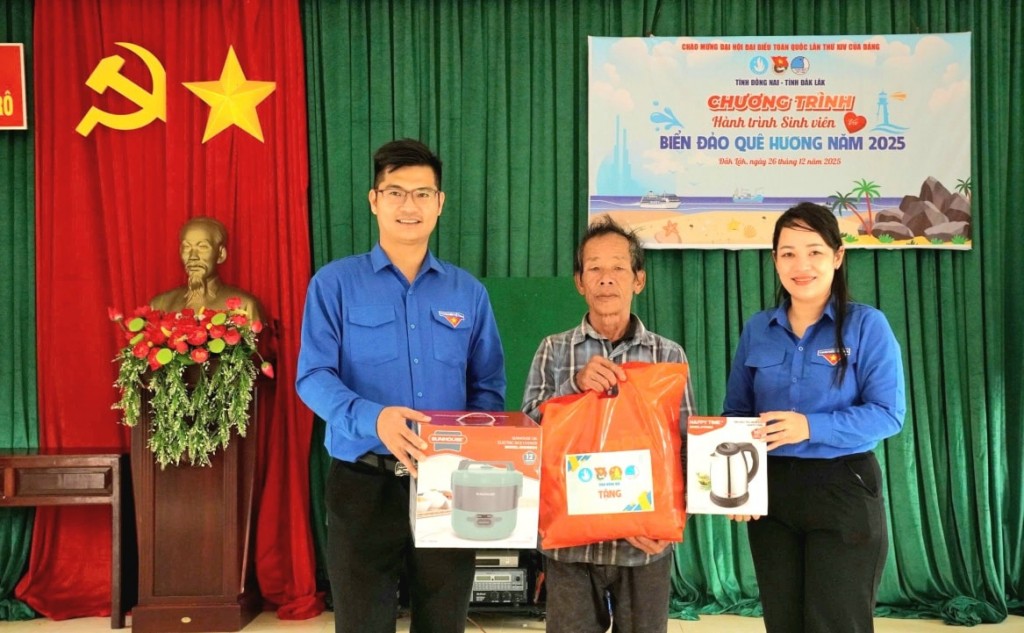 Những phần quà được trao tận tay cho bà con có hoàn cảnh khó khăn trong chương trình “Tình nguyện mùa đông” (Ảnh: BTC) Những phần quà được trao tận tay cho bà con có hoàn cảnh khó khăn trong chương trình “Tình nguyện mùa đông” (Ảnh: BTC)