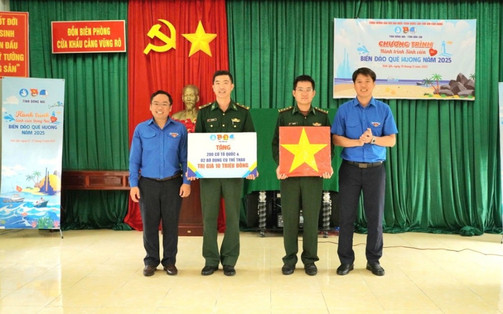 Đại diện Tỉnh Đoàn 2 tỉnh trao tặng cờ Tổ quốc và quà cho cán bộ, chiến sĩ Đồn Biên phòng Cảng Vũng Rô, thể hiện tình cảm quân - dân gắn kết (Ảnh: BTC) Đại diện Tỉnh Đoàn 2 tỉnh trao tặng cờ Tổ quốc và quà cho cán bộ, chiến sĩ Đồn Biên phòng Cảng Vũng Rô, thể hiện tình cảm quân - dân gắn kết (Ảnh: BTC)