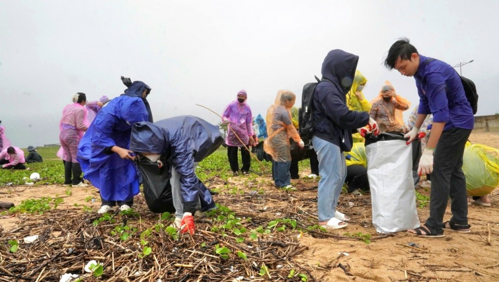 Đoàn viên, sinh viên hăng hái tham gia hoạt động Tuổi trẻ Đắk Lắk hướng về biển đảo quê hương
