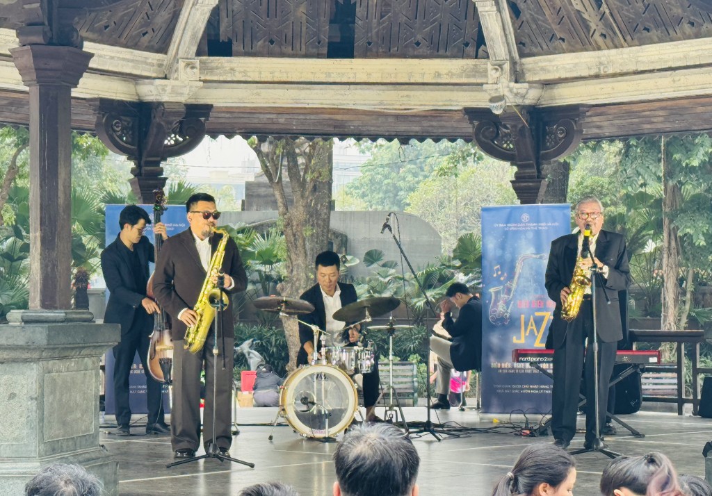 Hai cha con nghệ sĩ Quyền Văn Minh và Quyền Thiện Đắc miệt mài với tâm nguyện đưa Jazz đến với cộng đồng nhiều hơn