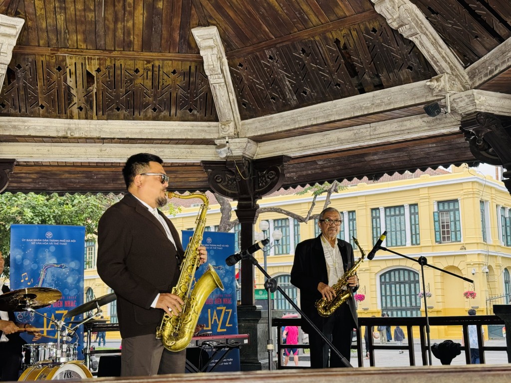 Hai cha con nghệ sĩ Quyền Văn Minh và Quyền Thiện Đắc tâm huyết với những tiết mục phục vụ khán giả