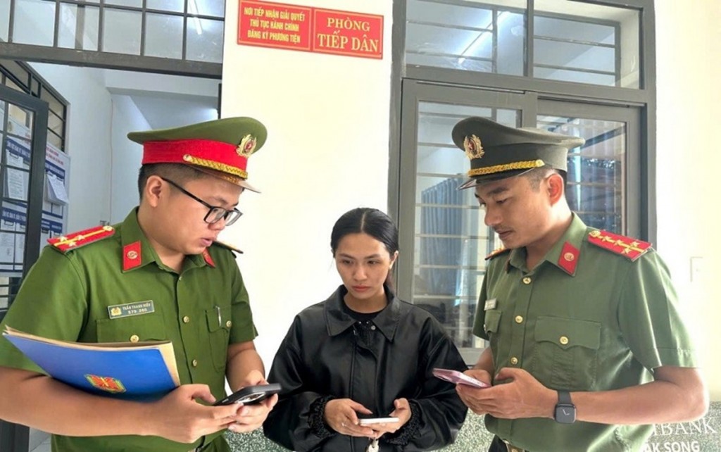 Công an tỉnh tận tình hướng dẫn người dân làm quen với các thủ tục hành chính công trực tuyến, góp phần đẩy nhanh tiến trình chuyển đổi số tại địa phương (Ảnh: CALĐ)