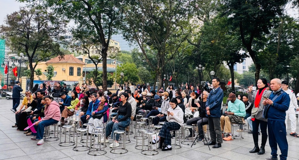 Đông đảo khán giả trong và ngoài nước đến với chương trình