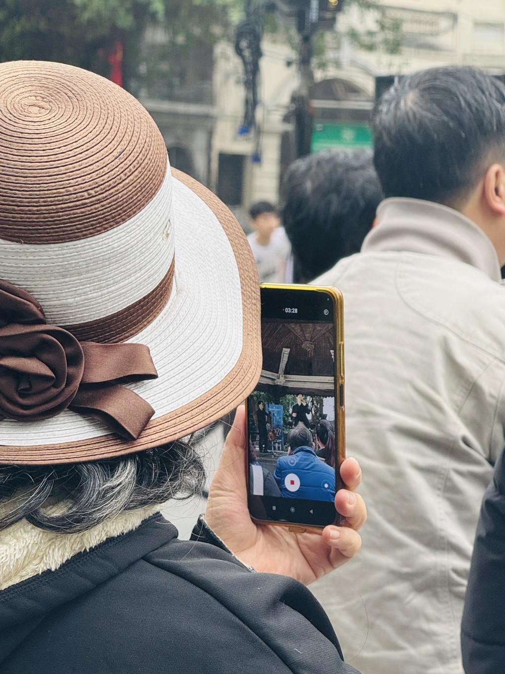 Một khán giả lớn tuổi say sưa ghi lại tất cả các tiết mục trên sân khấu