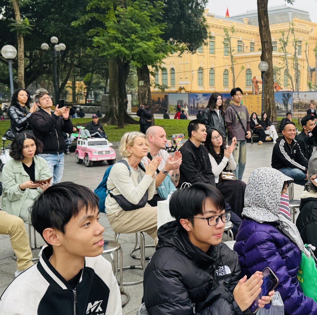 Du khách nước ngoài ngồi lại để thưởng thức và hiểu hơn về Hà Nội - một thành phố thơ mộng, có chiều sâu văn hóa