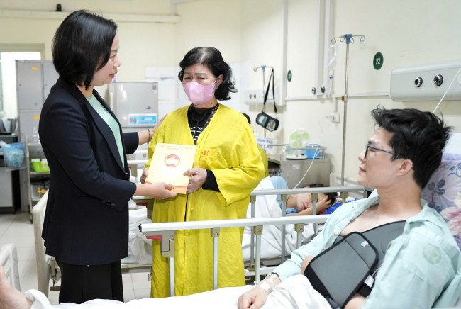 Chủ tịch Uỷ ban MTTQ TP Hà Nội thăm, động viên các nạn nhân trong vụ tai nạn giao thông tại Lào Cai