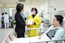 Chủ tịch Uỷ ban MTTQ TP Hà Nội thăm, động viên các nạn nhân trong vụ tai nạn giao thông tại Lào Cai