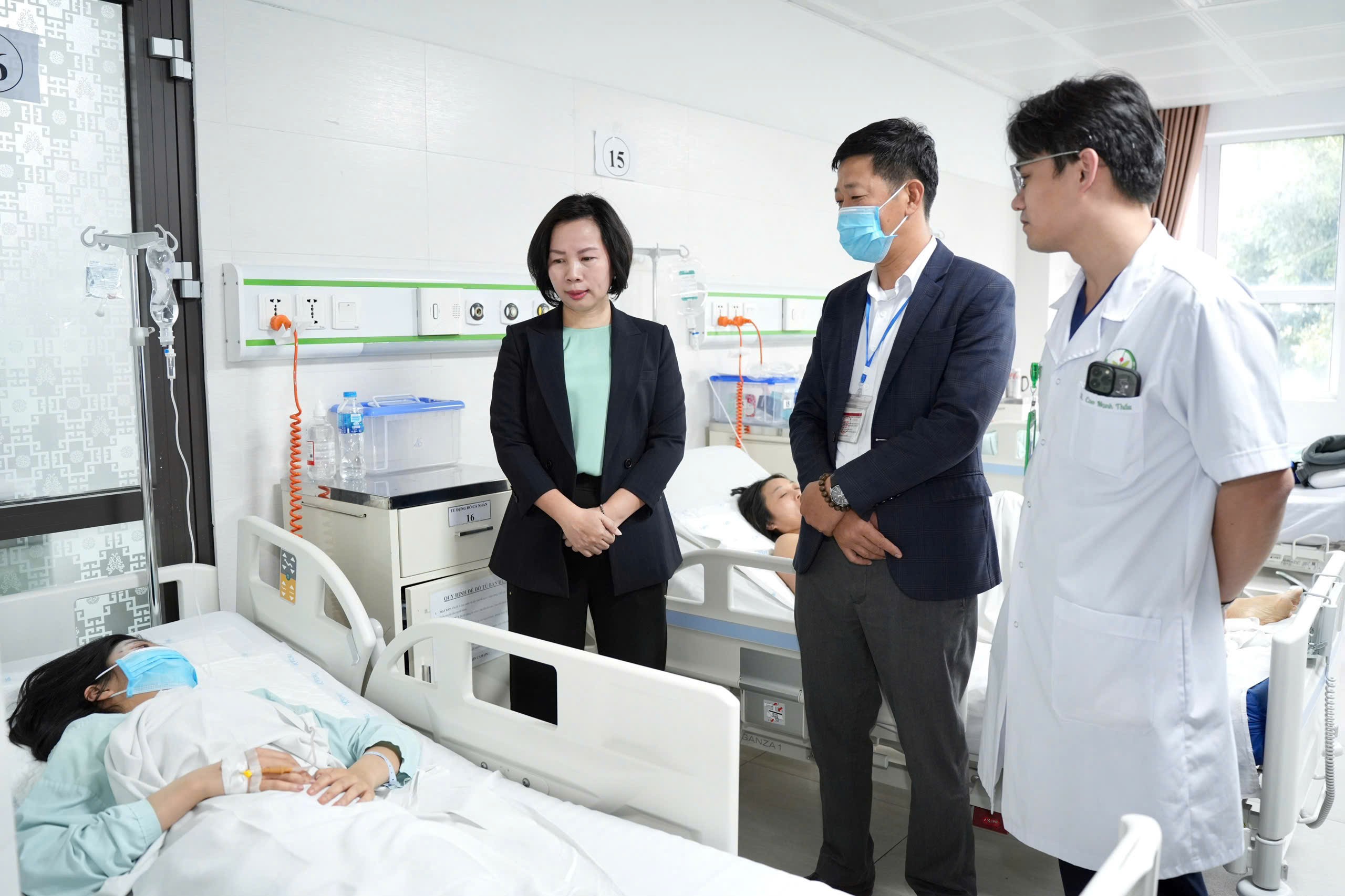 Chủ tịch Uỷ ban MTTQ TP Hà Nội thăm, động viên các nạn nhân trong vụ tai nạn giao thông tại Lào Cai