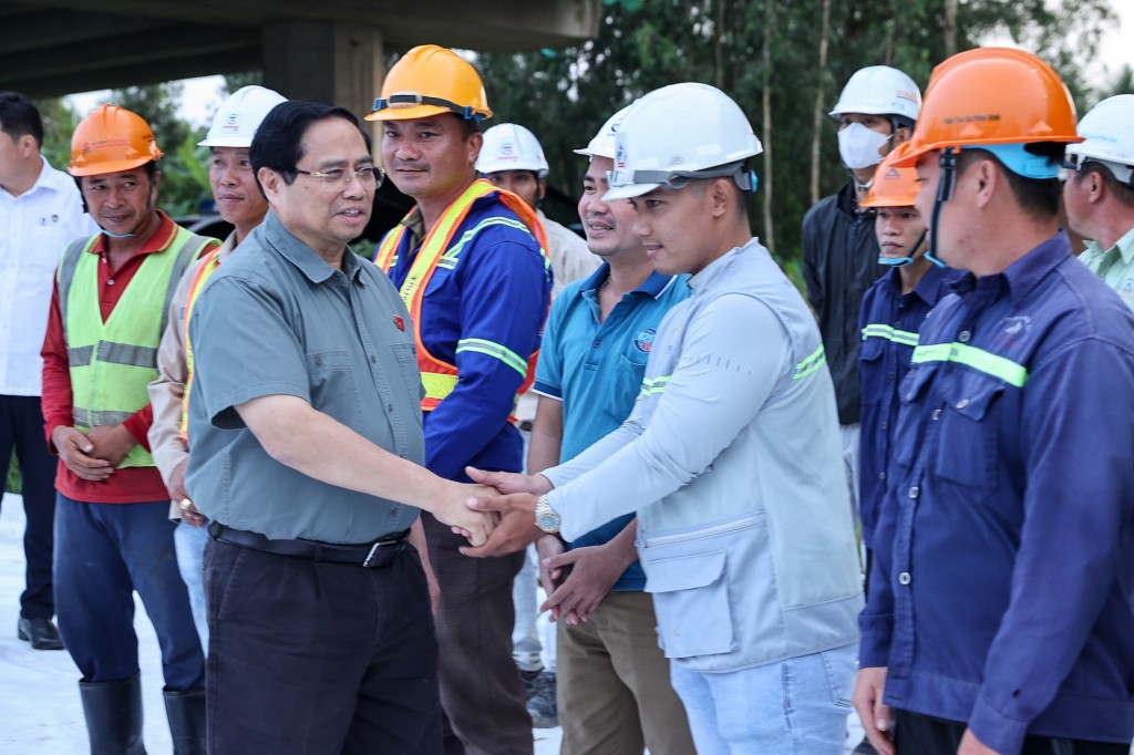 Thủ tướng thăm hỏi, động viên công nhân đang thi công trên công trường dự án - Ảnh: VGP/Nhật Bắc