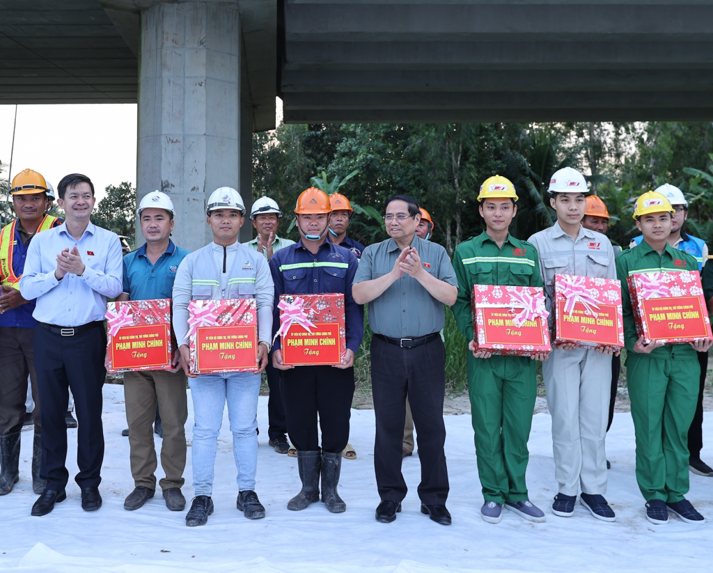 Thủ tướng tặng quà các đơn vị đang thi công trên công trường dự án - Ảnh: VGP/Nhật Bắc