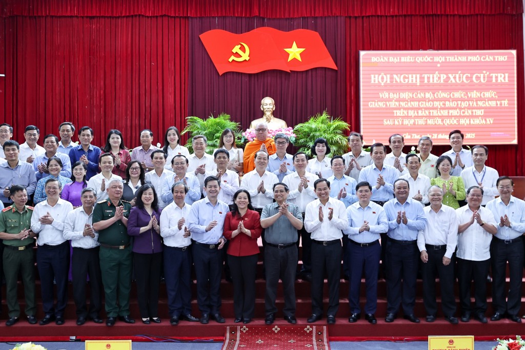 Thủ tướng cùng các đại biểu tại buổi tiếp xúc cử tri TP. Cần Thơ - Ảnh: VGP/Nhật Bắc Thủ tướng cùng các đại biểu tại buổi tiếp xúc cử tri TP. Cần Thơ - Ảnh: VGP/Nhật Bắc