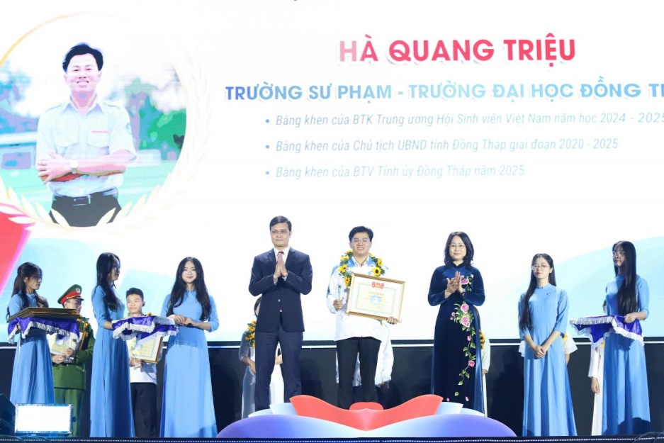 Ủy viên Trung ương Đảng, Phó Chánh Văn phòng Thường trực Văn phòng Trung ương Đảng Lâm Phương Thanh; Ủy viên dự khuyết Trung ương Đảng, Phó Chủ tịch Ủy ban Trung ương Mặt trận Tổ quốc Việt Nam, Bí thư thứ nhất Trung ương Đoàn Bùi Quang Huy.