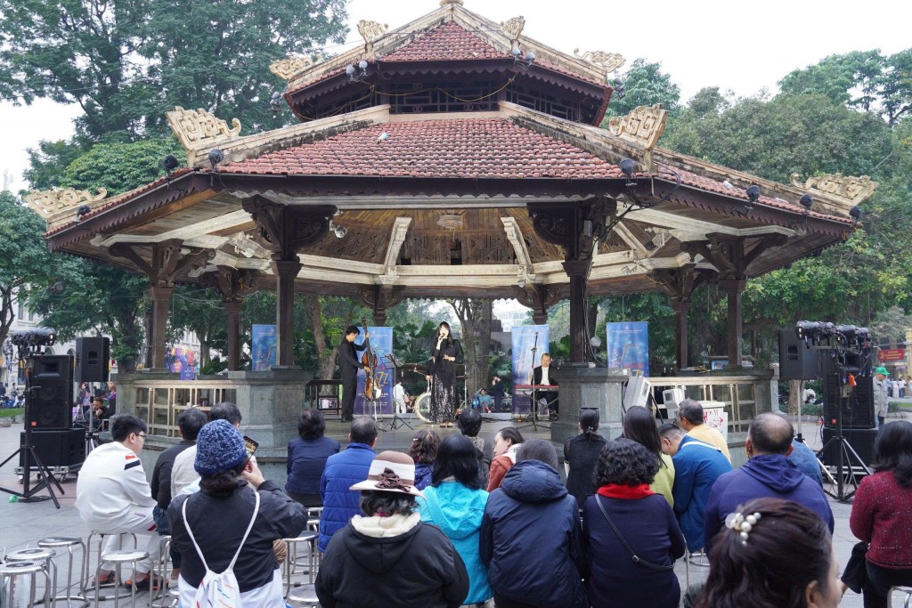 Mỗi buổi biểu diễn đều thu hút đông đảo khán giả tham gia thưởng thức