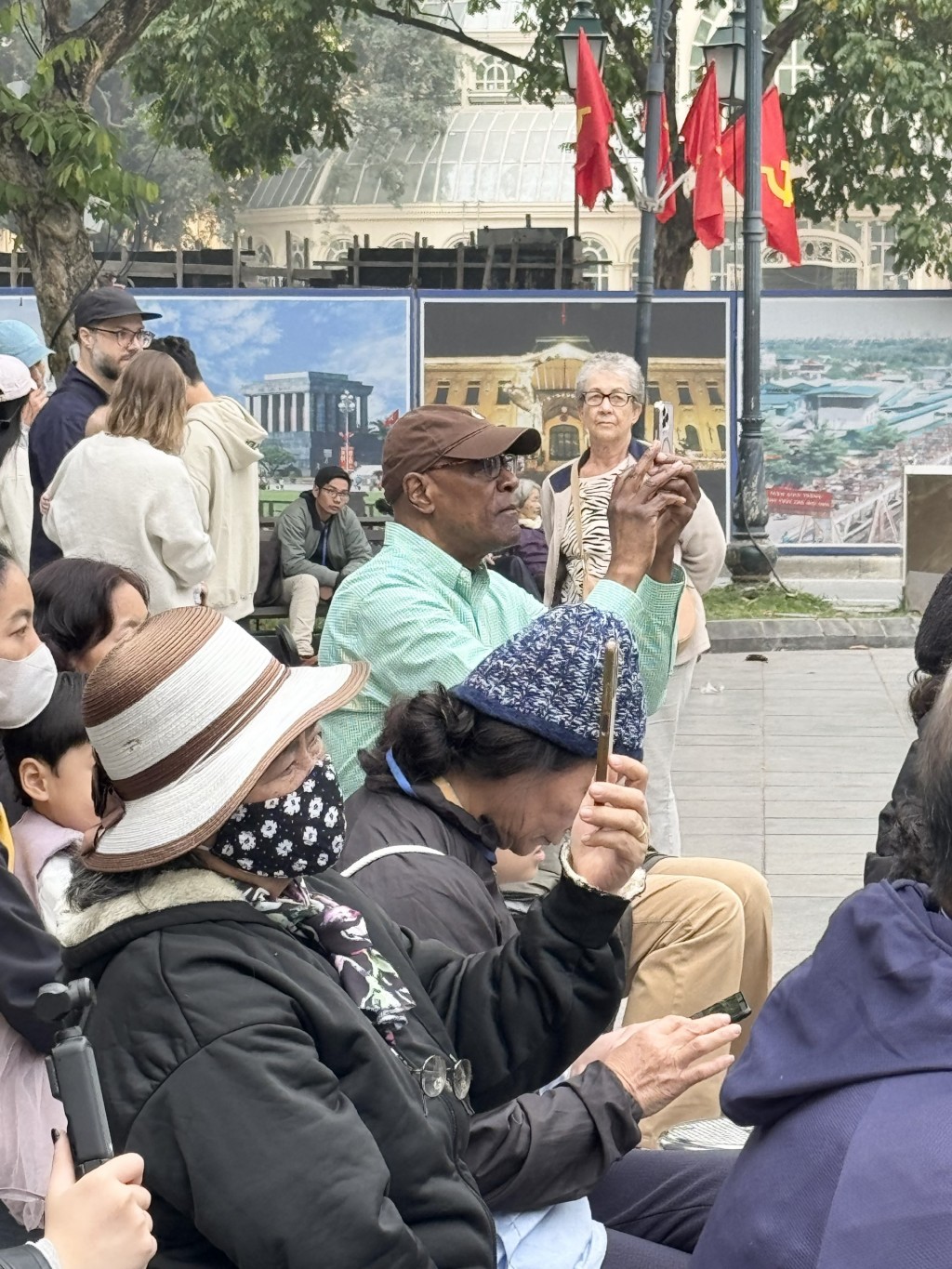 Khán giả người nước ngoài cũng thích thú với hoạt động biểu diễn miễn phí phục vụ cộng đồng nơi đây