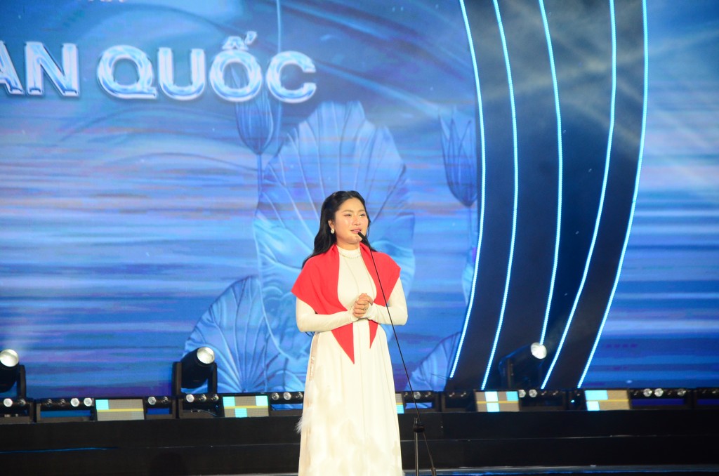 Bà Trương Thị Thu Trang, Trưởng Ban tổ chức cuộc thi phát biểu tại đêm chung kết (Ảnh Đ.Minh)