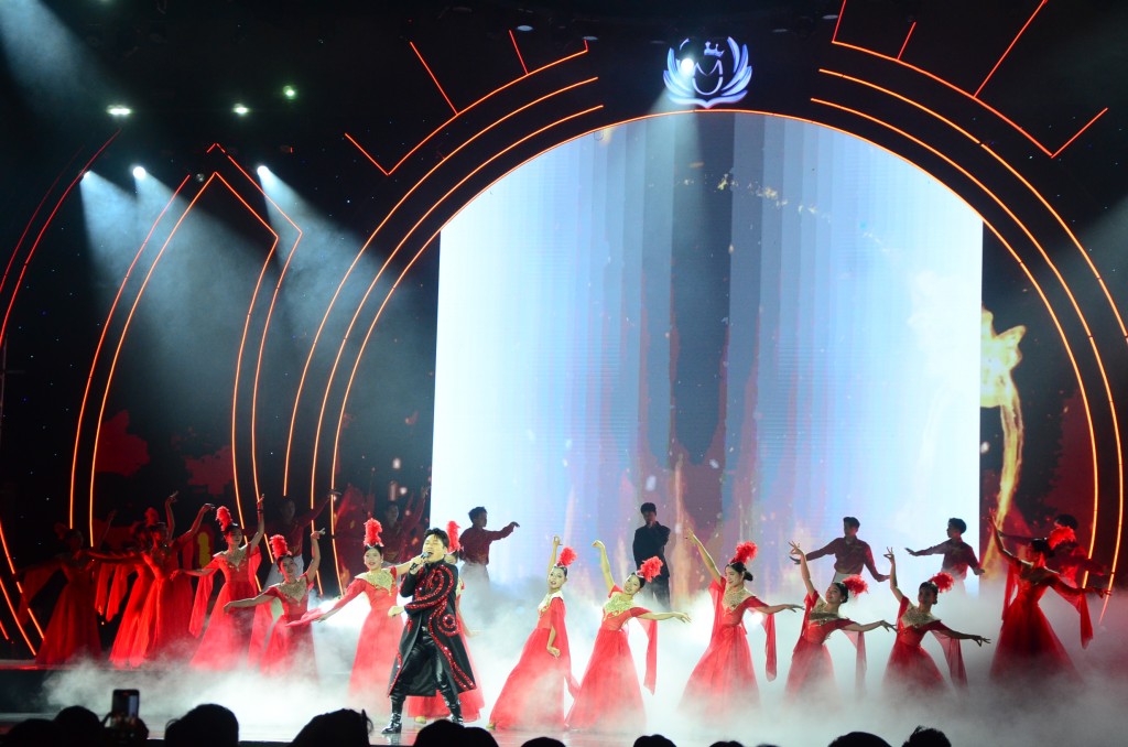 Đêm chung kết Hoa hậu Sinh viên Hoà bình Việt Nam 2025 với sự góp mặt của các ca sĩ nổi tiếng (Ảnh Đ.Minh)