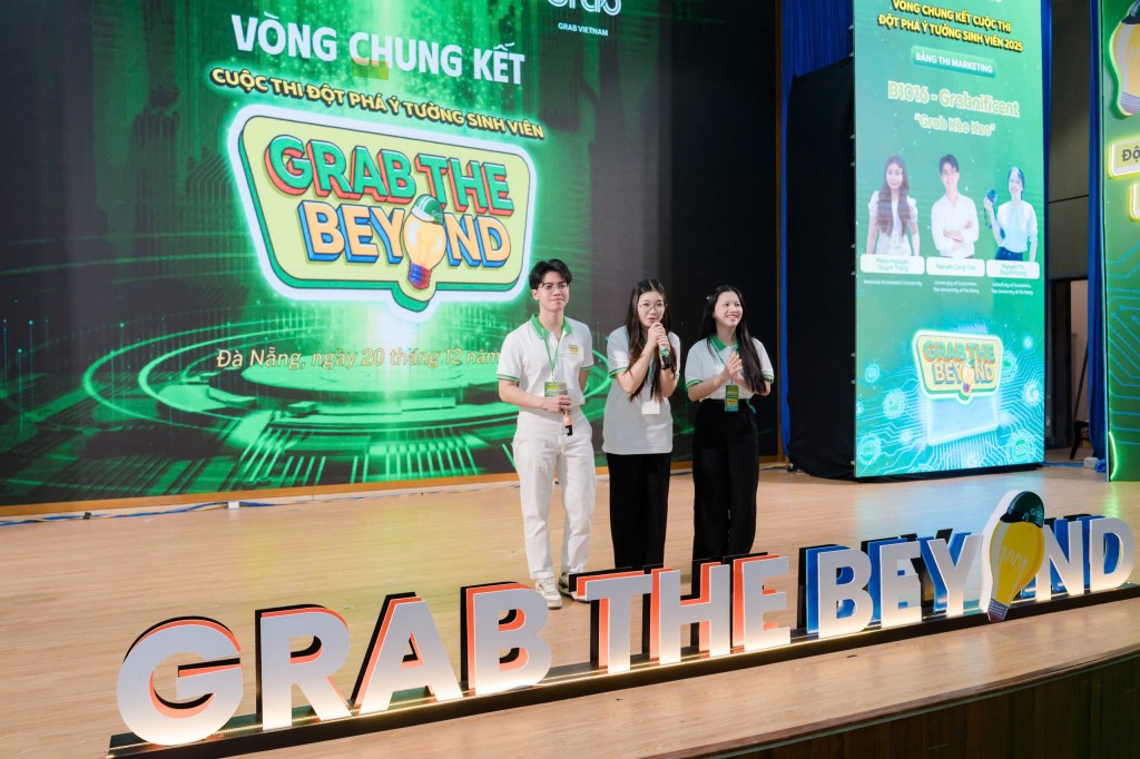 Nhóm sinh viên đến từ trường Đại học Kinh tế Đà Nẵng và Đại học Kinh tế Quốc dân trình bày ý tưởng tại cuộc thi Grab the Beyond 2025