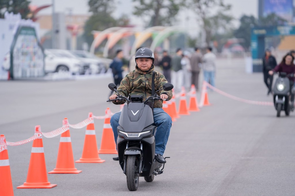 Người dùng Hà Nội nói gì về xe máy điện VinFast sau vòng lái thử ở Vietnam Mobility Show 2025?