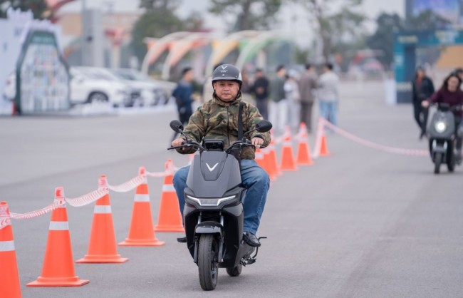 Người dùng Hà Nội nói gì về xe máy điện VinFast sau vòng lái thử ở Vietnam Mobility Show 2025?