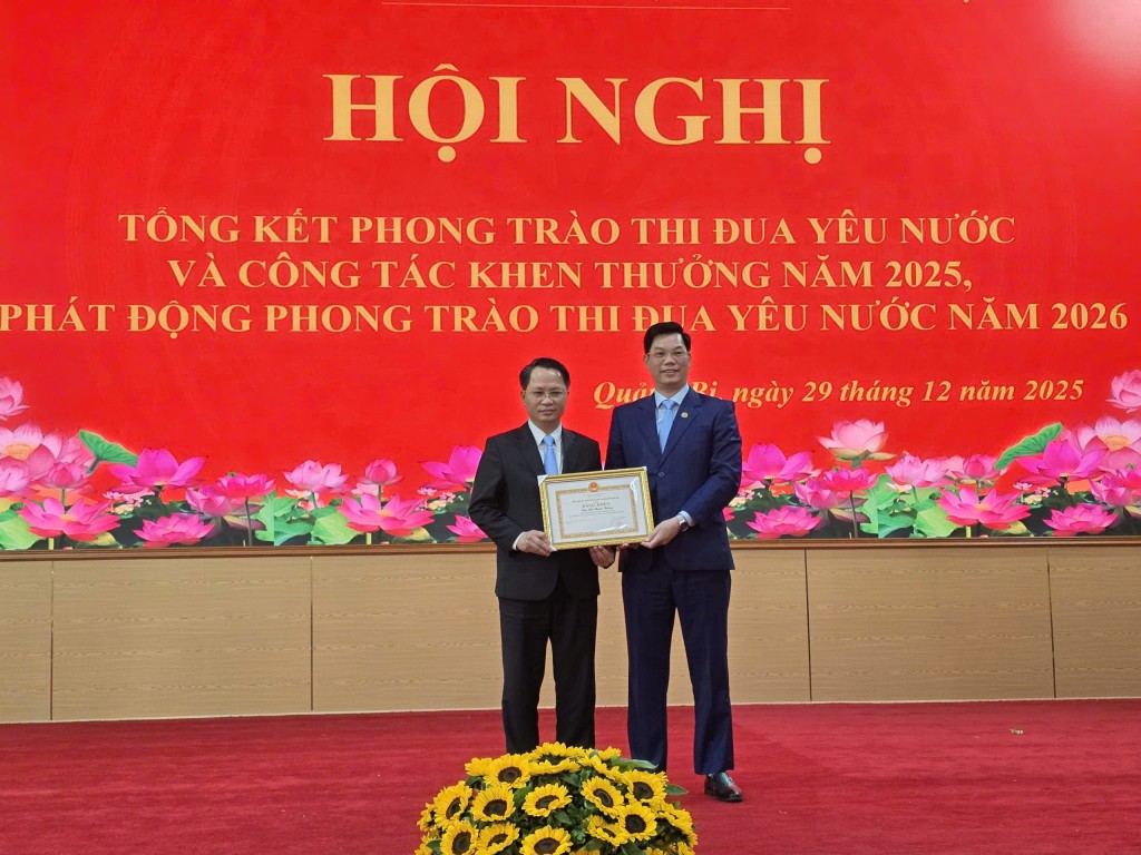 Tại Hội nghị, đồng Nguyễn Trường Năng, Bí thư Đảng uỷ, Chủ tịch HĐND xã và đồng chí Bùi Mạnh Thắng, Phó Bí thư Đảng uỷ, Chủ tịch UBND xã Quảng Bị vinh đự được nhận bằng khen của của thành phố