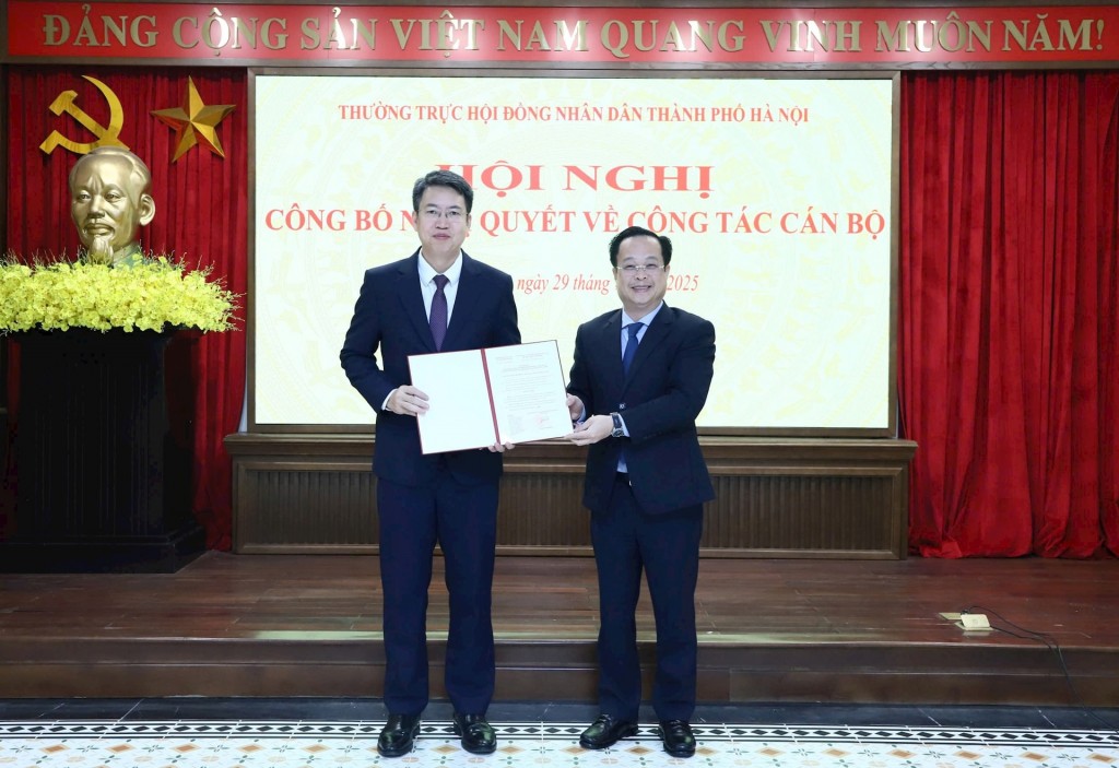 Phó Chủ tịch Thường trực HĐND thành phố Trần Thế Cương trao Nghị quyết của HĐND thành phố cho tân Chủ tịch HĐND phường Cửa Nam Nguyễn Hoàng Trường