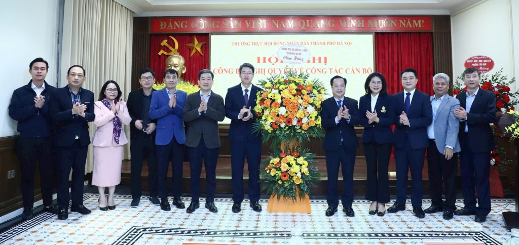 Phó Chủ tịch Thường trực HĐND thành phố Trần Thế Cương tặng hoa chúc mừng đồng chí Nguyễn Hoàng Trường